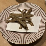 うなぎの中庄 - 骨せんべい。凄く太い骨ですが、塩味効いて美味しいです。