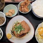 てっぺん - お友達の「豚角煮定食」お刺身（左下）と唐揚げ（ご飯横）まで付いて、こちらも1000円！Σ(ﾟωﾟﾉ)ﾉ唐揚げは1つ味見させていただきました(*^^*)