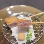 煌 焼肉 - 串揚げ持ち上げ