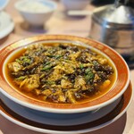 中国料理 旬輝 - 相方の麻婆豆腐セット。これね〜肉の粒々が大きくて、辛いんだけど和牛の肉の甘味が混ざってむっちゃ美味いのよ