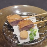 煌 焼肉 - 北海道つべつ和牛ラソボソの二色串揚げ(ポン酢と白味噌)