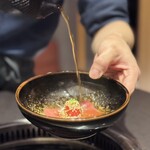 煌 焼肉 - スープ注ぎ