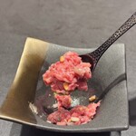 煌 焼肉 - 炙りユッケ 持ち上げ