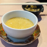 中国料理 旬輝 - コーンスープ。これは町中華でよくある薄味のスープじゃなくてめっちゃ濃厚で残せないやつ♪