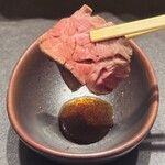 煌 焼肉 - 黒毛和牛のローストビーフ(土佐醤油)