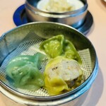 中国料理 旬輝 - しゅうまいと緑のやつ(一つはパクチー入り)