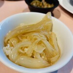 中国料理 旬輝 - まず、ご飯にフカヒレの1/3をオンして餡かけてフカヒレ丼。あーそうそう。ご飯はお櫃に入っててお代わり自由。写真撮り忘れたけどこの白米も美味いのよ♪