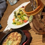 ライオン - サラダ、ガーリックトースト、ジャーマンポテト