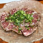 宴庵 ふるや - 牛肉のたたき：1切れで満足度高め
