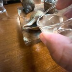 つぶ焼 かど屋 - 2025/10  つぶの貝殻にお酒をインサート