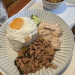 スパイスハーブホリデー - カオマンガイ + ガパオガイ(大盛+目玉焼き)