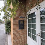 西洋食倶楽部　カン月 - 通り沿いのこのドアは帰り専用っぽい...