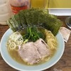 家系ラーメン まこと家 - 見た目にも白っぽいスープ