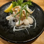 上州屋 - 帆立と新玉ねぎのサラダ