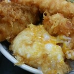 日本橋 天丼 金子半之助 本店 - 玉子を割ってみました
