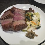 牛たん炭焼 利久 - 牛タンは極焼の４枚８切れ３８７２円も頼んでみました。  此方は牛肉で言うと脂の多い霜降りみたいな感じの牛タンでした。