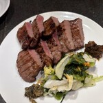 牛たん炭焼 利久 - 先ずは牛タン焼の４枚８切れ２６４０円をつまみに乾杯です。  さすが仙台の牛タンと思える位分厚い美味しい牛タンでした。