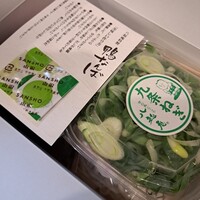 八起庵 丸太町本店 - 生の合鴨肉と九条ネギ、麺とお出汁が入ってます。