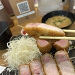 ニューベイブ - 揚げ具合とパン粉の感じ、細かめですね。