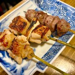 焼鳥ホルモン 炭焼き0式 - 手前から、手羽先、ねぎま、砂肝