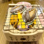焼鳥ホルモン 炭焼き0式 - お通しのアワビ（2人分）