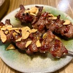 焼鳥ホルモン 炭焼き0式 - 牛タン串焼きはガーリックバターの風味が絶品