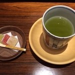 山荘無量塔 - まずはお着きのお菓子を頂きながらチェックイン手続き。