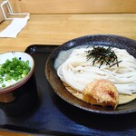 みなみ家 - 料理写真:ざるうどん。手前がトマトの天ぷら