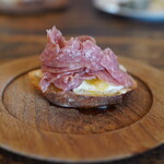 青 AO - 自家製酵母パンにサラミとチーズとハチミツを