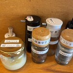 麺屋 朋 - カウンター卓上