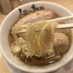 人類みな麺類 - 太めの麺と優しいスープ合います