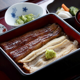 經典鰻魚飯，讓你同時享受白燒和蒲燒的"愛之盛飯"