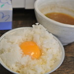 はし友ラーメン - はし友ラーメン・無料の玉子＆ご飯(2014.08)