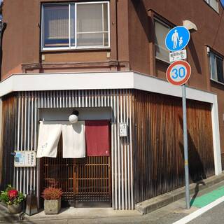 店主＿＿＿＿西井康治。高級感がありながらリラックスできるお店