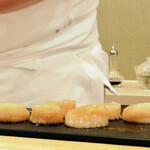 鮨 もりなり - わぁ〰️大きな〰️大きな〰️帆立が並んでるん〰️前々回〰️喉に詰まらせ〰️大変な時が〰️蘇って〰️笑笑‥♡‥本日の為に〰️こんにゃくで〰️予行演習して参りましたぁ〰️www