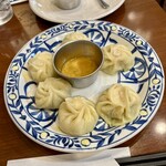 ベンディカ - 初めて食べるモモ、まるで桃の花のようだ。