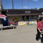 うみねこや - 松島観光を楽しんだ後にバスの駐車場前に売店があったんで飲み物を買いました。