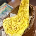 ベンディカ - ゴマのナンを見よ❗️表面が黄色いのはサフランだそうだ❗️贅沢な逸品❗️