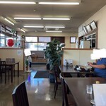 もつ煮屋 日の出食堂 - 店内はテーブル席とお座敷席のみとなります。