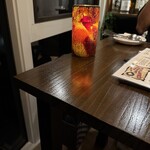 フィクションスパイス - テーブルの感じ　やや狭いです