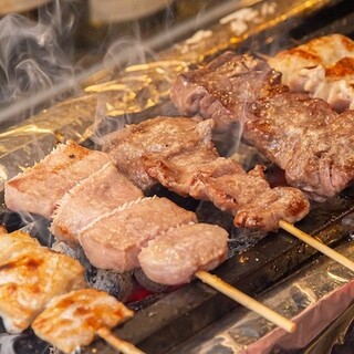 まずは人気のねぎればや自信を持って焼き上げるもつやきをどうぞ