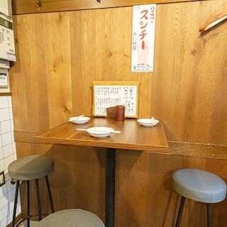 3名様掛けテーブルが4つあります。