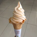 LAWSON - 料理写真:ソフトクリーム　メロンミックス　コーン　380円