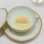 CHIUnE - 枝豆のムース、上に毛ガニ、フルーツトマトとコンソメのジュレ