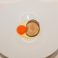 CHIUnE - 原木しいたけ 卵黄を潰し下のじゃがいもソースと絡めて