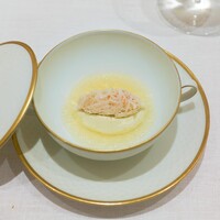 CHIUnE - 枝豆のムース、上に毛ガニ、フルーツトマトとコンソメのジュレ