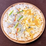 Ristorante alanello - シラスと旬野菜のアンチョビガーリックピッツァとセッテフォルマッジ(7種チーズ)のハーフ＆ハーフ