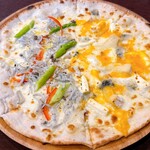 Ristorante alanello - シラスと旬野菜のアンチョビガーリックピッツァとセッテフォルマッジ(7種チーズ)のハーフ＆ハーフ