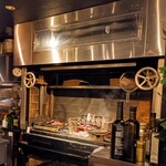 薪焼きイタリアン FIREPIT - カウンター席から薪焼きが見られます