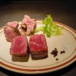 薪焼きイタリアン FIREPIT - ラム肩ロースの熾火焼き100g 1320円・アンガス牛ハラミ肉の熾火焼き 100g 1320円